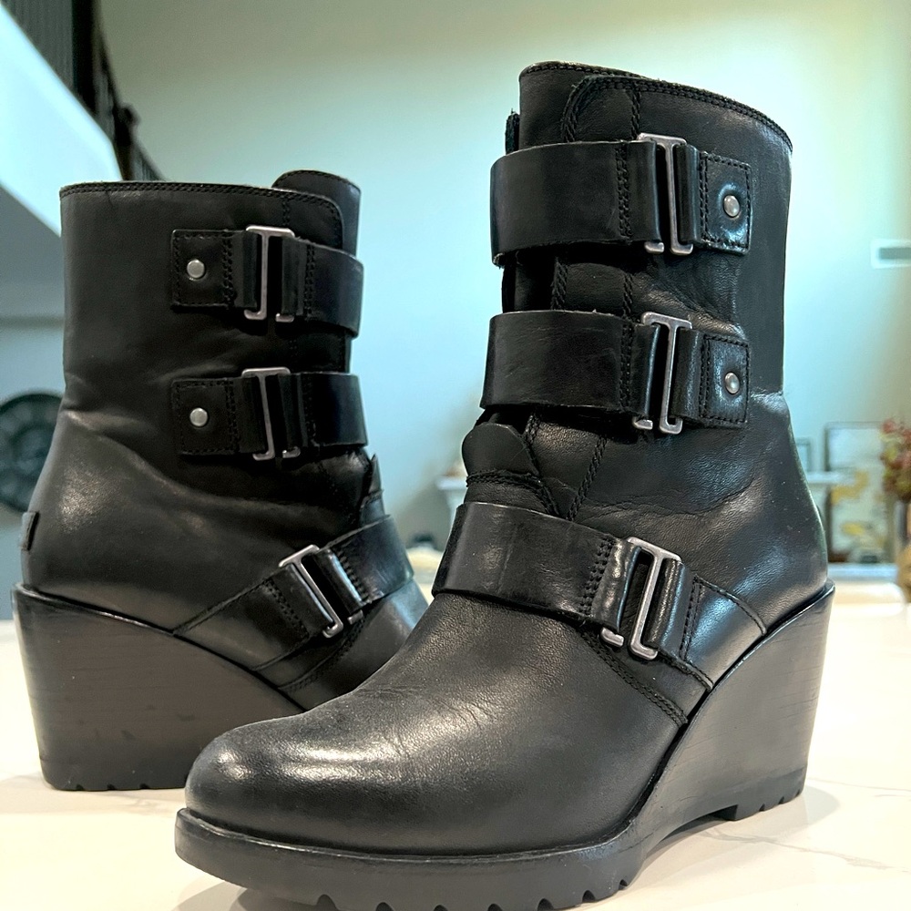 Sorel Black wedge bootie Size 9